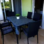 Lägenhet Spacious With Garage And Private Yard,
