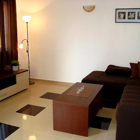 Spacious With Garage And Private Yard, Appartement Drage