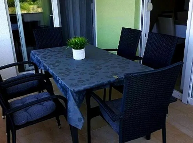 Appartement Spacious With Garage And Private Yard,