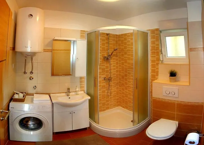 Spacious With Garage And Private Yard, Drage