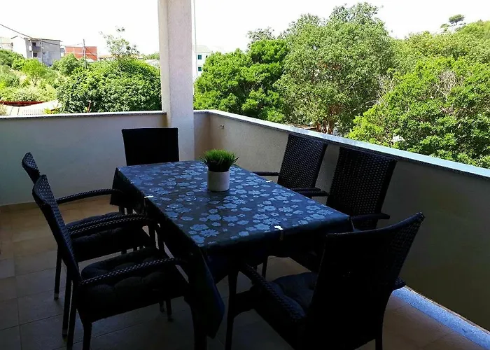 Spacious With Garage And Private Yard, Drage