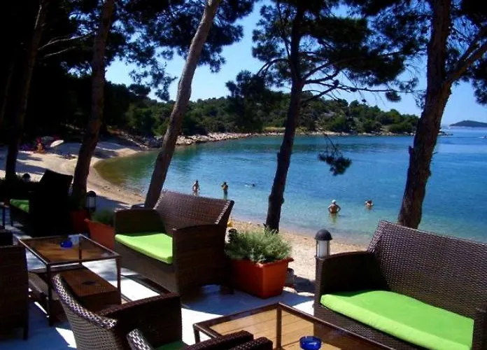 Spacious With Garage And Private Yard, Appartement *