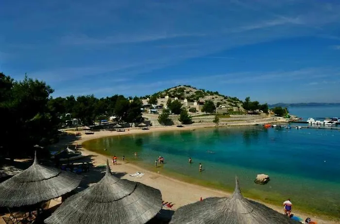 Spacious With Garage And Private Yard, Appartement