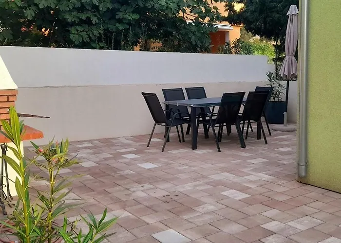 Spacious With Garage And Private Yard, Appartement