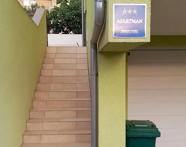 Appartement Spacious With Garage And Private Yard,