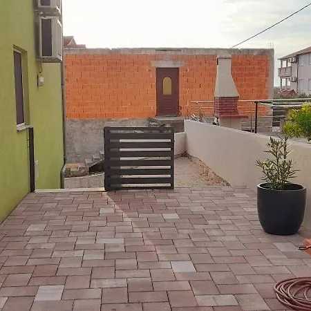 Apartment Spacious Apartment With Garage And Private Yard, Drage Drage