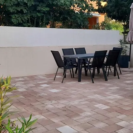 Spacious Apartment With Garage And Private Yard, Drage Apartment