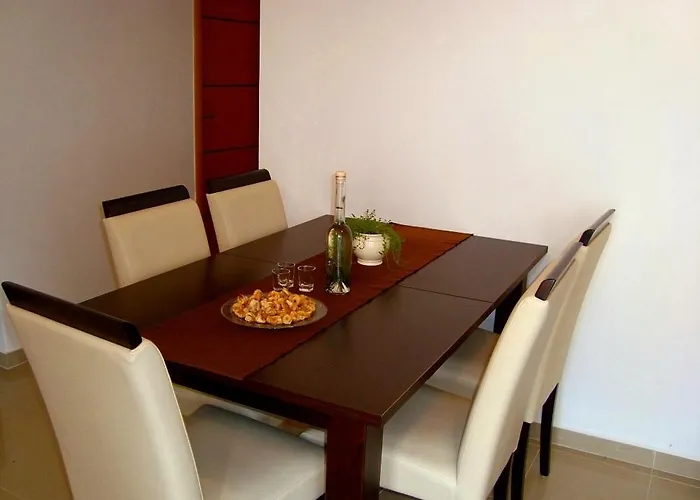 Spacious Apartment With Garage And Private Yard, Drage Apartment