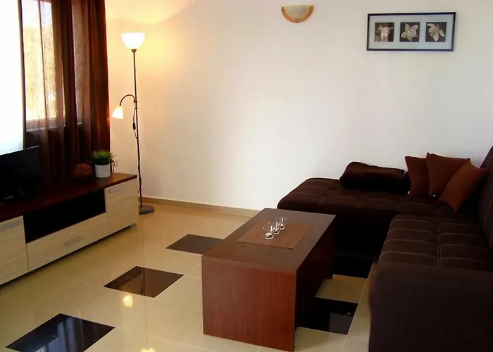 Spacious Apartment With Garage And Private Yard, Drage Apartment Drage