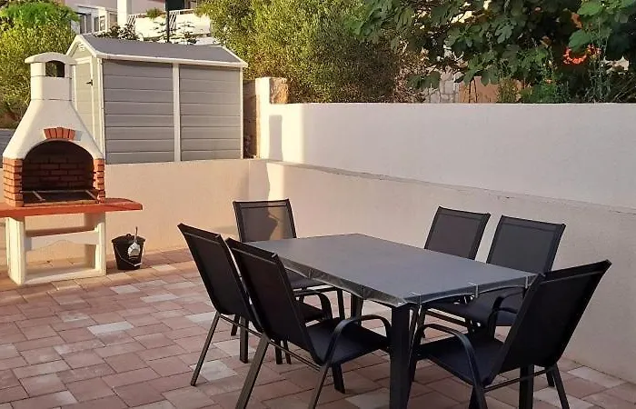 Spacious Apartment With Garage And Private Yard, Drage * Drage